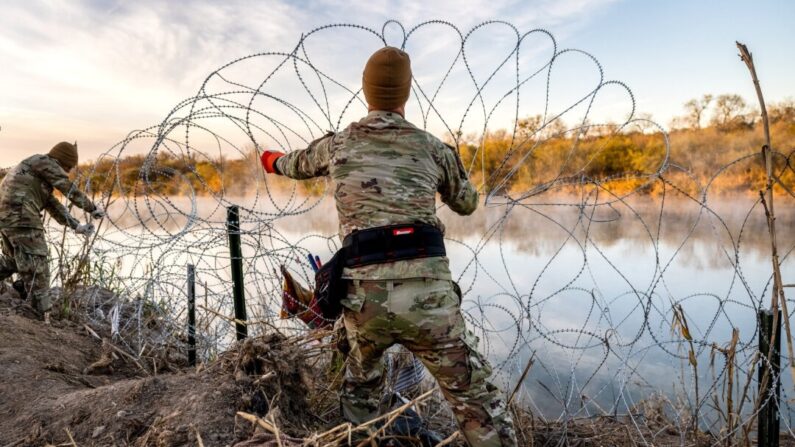 Soldados de la Guardia Nacional de Texas instalan alambre de púas adicional a lo largo del Río Grande en Eagle Pass, Texas, el 10 de enero de 2024. (John Moore/Getty Images)