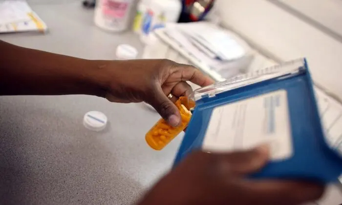Un técnico de farmacia cuenta una receta de antibióticos en Miami, Florida, el 7 de agosto de 2007. (Joe Raedle/Getty Images)