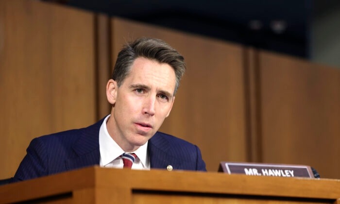 El senador Josh Hawley (R-Mo.) en una audiencia del Comité Judicial del Senado en el Capitolio en Washington el 13 de septiembre de 2022. (Kevin Dietsch/Getty Images)