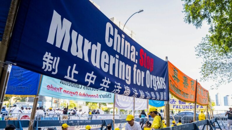 Practicantes de Falun Gong apelan junto a la sede de las Naciones Unidas en Nueva York el 20 de septiembre de 2023.(Chung I Ho/The Epoch Times)