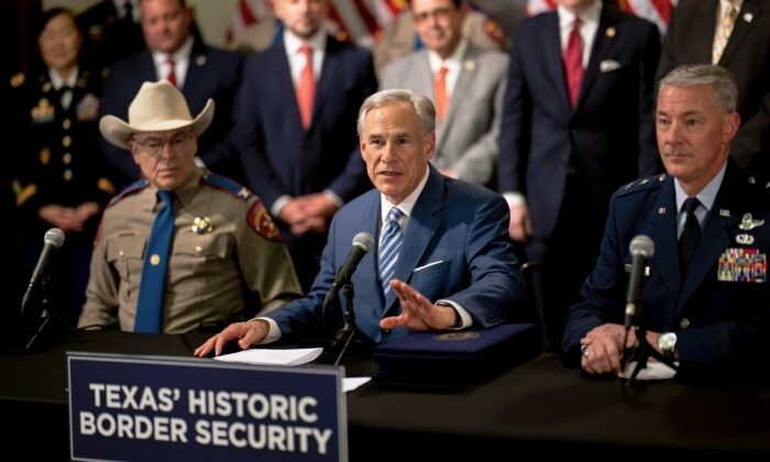 El gobernador de Texas, Greg Abbott, habla durante una conferencia de prensa en el Capitolio del Estado de Texas en Austin, Texas, el 8 de junio de 2023. (Brandon Bell/Getty Images)