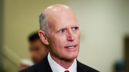 Senador Rick Scott pide a Biden cerrar la frontera tras detención de integrante del Tren de Aragua