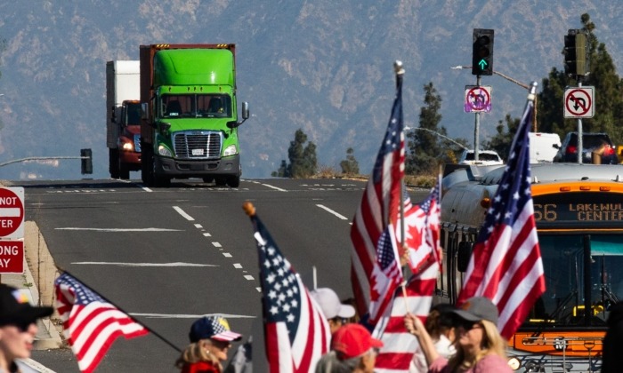 Personas se reúnen en El Monte, California, para mostrar su apoyo a los camioneros que participan en un convoy desde Los Ángeles a Washington D.C. en protesta por los mandatos del coronavirus el 25 de febrero de 2022. (John Fredricks/The Epoch Times)