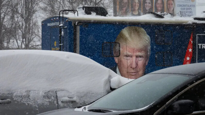Una foto del expresidente Donald Trump sentado a un lado de un R.V. durante una tormenta de invierno en Des Moines, Iowa, el 12 de enero de 2024. (John Fredricks/The Epoch Times)