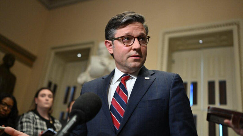 El presidente de la Cámara de Representantes Mike Johnson (R-La.) habla con la prensa tras reunirse con el presidente ucraniano Volodímir Zelenski en el Capitolio en Washington el 12 de diciembre de 2023. (Andrew Caballero-Reynolds/AFP vía Getty Images)