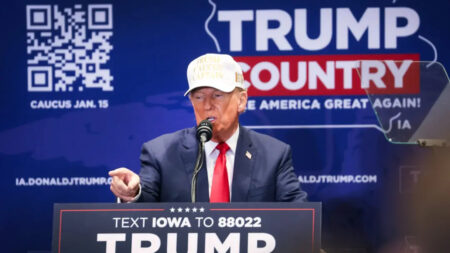 «Incluso si votas y luego mueres, vale la pena»: Trump insta a partidarios a votar en Iowa pese al clima