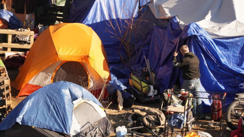 Un campamento de personas sin hogar en el Harbor View Memorial Park de Portland, Maine, el 16 de diciembre de 2023, antes de que la ciudad ordenara desmantelar el campamento y trasladar a sus habitantes a un refugio gestionado por la ciudad. (Allan Stein/The Epoch Times)