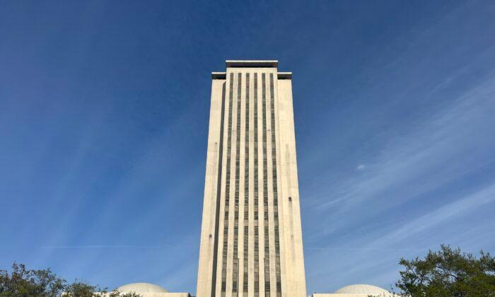 El Capitolio de Florida en Tallahassee, fotografiado el 14 de marzo de 2023, alberga las oficinas de los departamentos gubernamentales y de los legisladores estatales, y alberga las dos cámaras abovedadas de la legislatura estatal, los lugares de reunión de la Cámara de Representantes y el Senado estatales. (Nanette Holt/The Epoch Times)