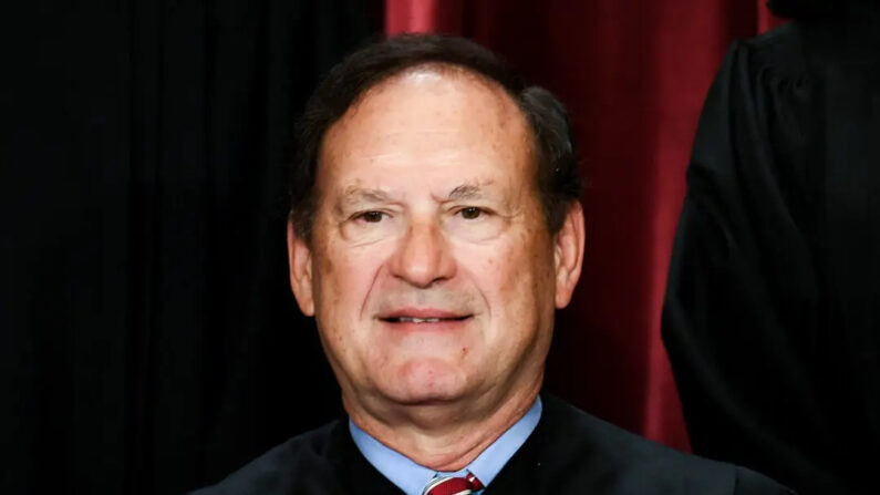 El juez asociado de la Corte Suprema Samuel Alito posa para la foto oficial en la Corte Suprema en Washington el 7 de octubre de 2022. (Olivier Douliery/AFP vía Getty Images)