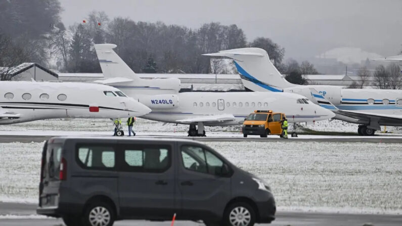 Aviones estacionados en la base aérea de Dubendorf, al este de Zúrich, el 18 de enero de 2023. (Sebastien Bozon/AFP vía Getty Images)