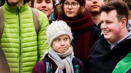 Jóvenes cuestionan el alarmismo climático mientras activistas del clima piden censurar contenidos