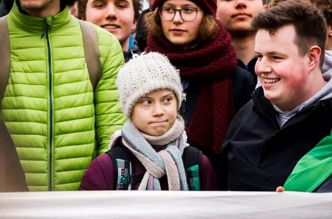 La activista sueca Greta Thunberg (C) participa en una protesta contra el cambio climático en Hamburgo, Alemania, el 21 de febrero de 2020. (Morris Mac Matzen/AFP/Getty Images)
