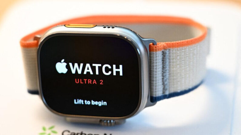 Un dispositivo Apple Watch Ultra 2 se muestra a la venta en una tienda de Apple el día de su lanzamiento en Los Ángeles, California, el 22 de septiembre de 2023. (Patrick T. Fallon/AFP vía Getty Images)