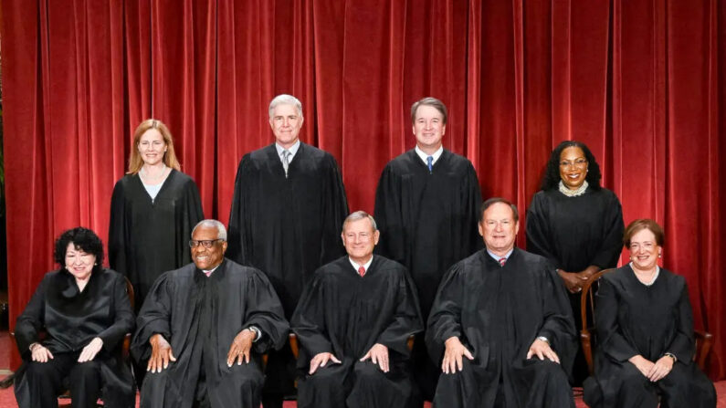 Los jueces de la Corte Suprema de Estados Unidos posan para su foto oficial en la Corte Suprema en Washington el 7 de octubre de 2022. (Olivier Douliery/AFP vía Getty Images)