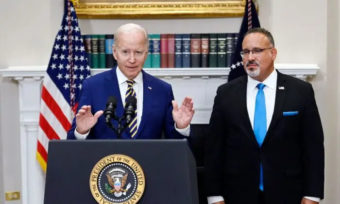 El presidente Joe Biden anuncia la reducción de los préstamos estudiantiles junto al secretario de Educación, Miguel Cardona (der.), en la Casa Blanca, el 24 de agosto de 2022. (Olivier Douliery/AFP vía Getty Images)