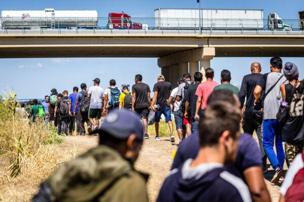 Inmigrantes ilegales caminan hacia un puesto de control de la Patrulla Fronteriza de EE. UU. después de cruzar la frontera entre EE. UU. y México en Eagle Pass, Texas, el 28 de septiembre de 2023. (John Moore/Getty Images)
