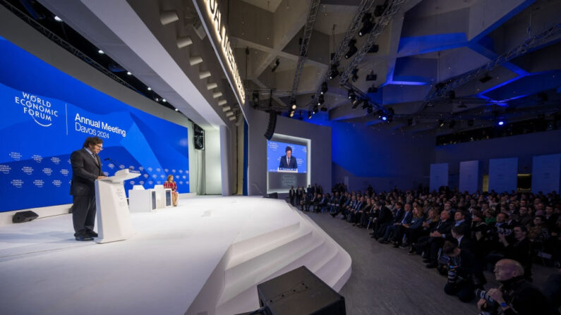 El presidente argentino Javier Milei pronuncia un discurso en la reunión del Foro Económico Mundial en Davos, Suiza, el 17 de enero de 2024. (Fabrice Coffrini/AFP vía Getty Images)