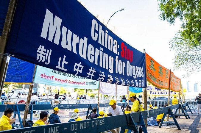 Practicantes de Falun Gong apelan junto a la sede de la ONU en Nueva York el 20 de septiembre de 2023. (Chung I Ho/The Epoch Times)