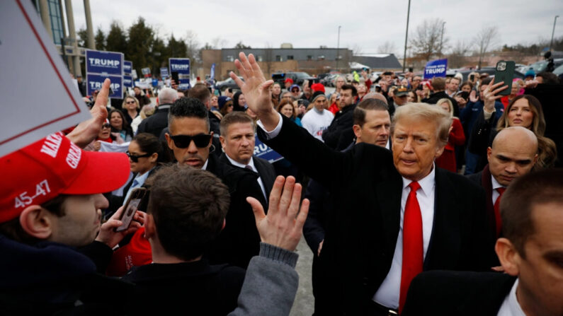 El candidato presidencial republicano, el expresidente de Estados Unidos Donald Trump, visita un colegio electoral en Londonderry High School el día de las primarias, el 23 de enero de 2024 en Londonderry, New Hampshire. (Chip Somodevilla/Getty Images)
