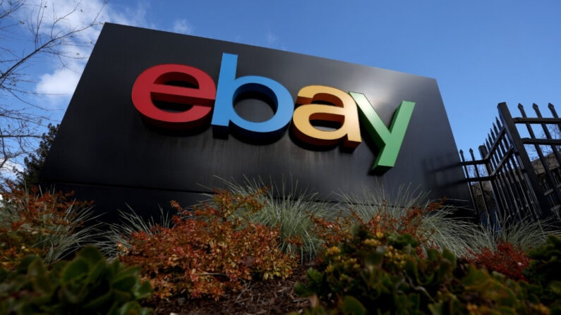 Un cartel frente a la sede de eBay en San José, California, el 22 de febrero de 2023. (Justin Sullivan/Getty Images)