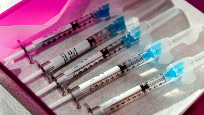 Cinco dosis de la vacuna contra el Covid-19 de Pfizer que recibieron autorización de uso de emergencia están listas para su distribución en el Hospital de la Universidad George Washington en Washington el 14 de diciembre de 2020. (JACQUELYN MARTIN/POOL/AFP vía Getty Images)