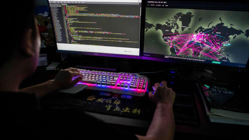 Prince, un miembro del grupo de hackers Red Hacker Alliance que se negó a dar su nombre real, utiliza un sitio web que monitorea los ciberataques globales en su computadora en su oficina en Dongguan, provincia de Guangdong, China, el 4 de agosto de 2020. (Nicolas Asfouri/AFP vía Getty Images)
