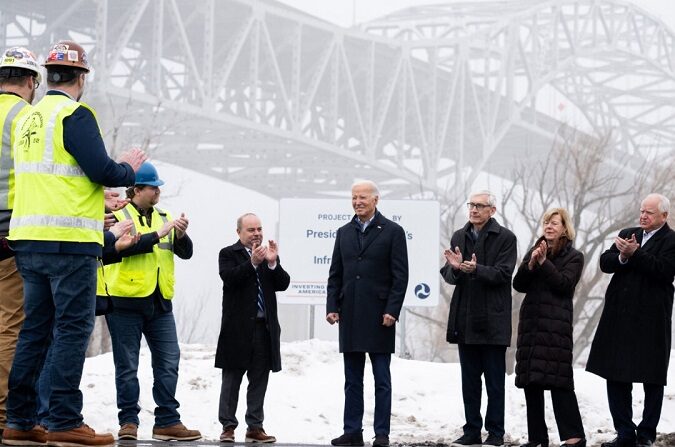 El presidente Joe Biden (C) visita el John A. Blatnik Memorial Bridge en Superior, Wisconsin, el 25 de enero de 2024. (Saul Loeb/AFP vía Getty Images)