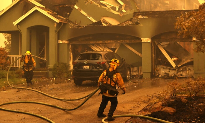 Los bomberos se hacen cargo de una casa que fue destruida por un incendio forestal en Santa Rosa, California, el 28 de septiembre de 2020. (Justin Sullivan/Getty Images)