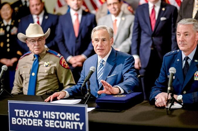El gobernador de Texas, Greg Abbott, habla durante una conferencia de prensa en el Capitolio del Estado de Texas en Austin, Texas, el 8 de junio de 2023. (Brandon Bell/Getty Images)