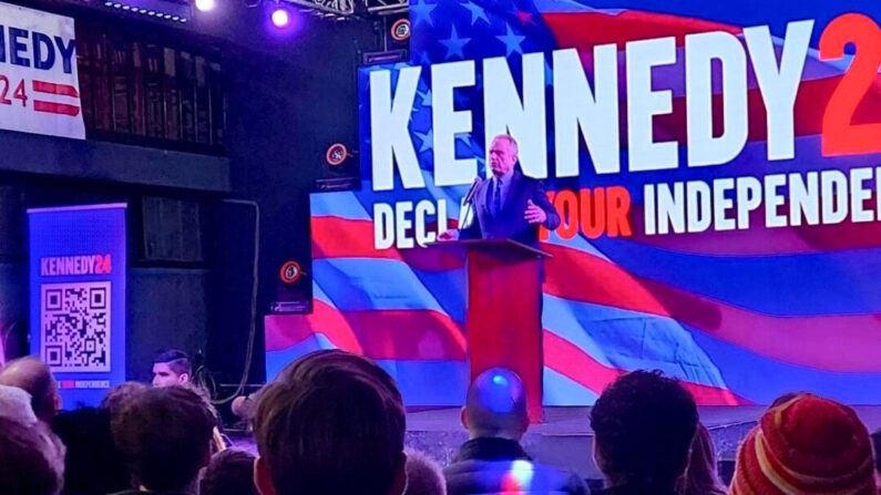 Robert F. Kennedy Jr. habla a los asistentes a su mitin electoral en Lincoln, Nebraska, el 12 de diciembre. (Jeff Louderback/The Epoch Times)
