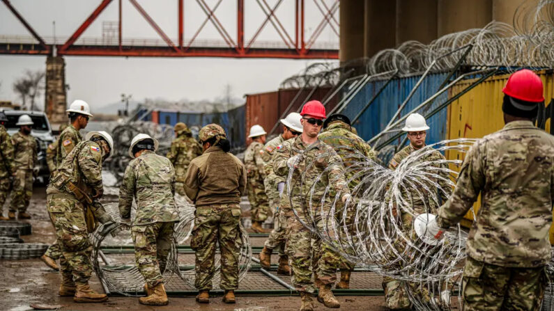 Guardias Nacionales de Texas colocan alambre de púas y barreras a lo largo de la frontera entre EE. UU. y México en Shelby Park, Eagle Pass, Texas, el 23 de enero de 2024. (Charlotte Cuthbertson/The Epoch Times)

