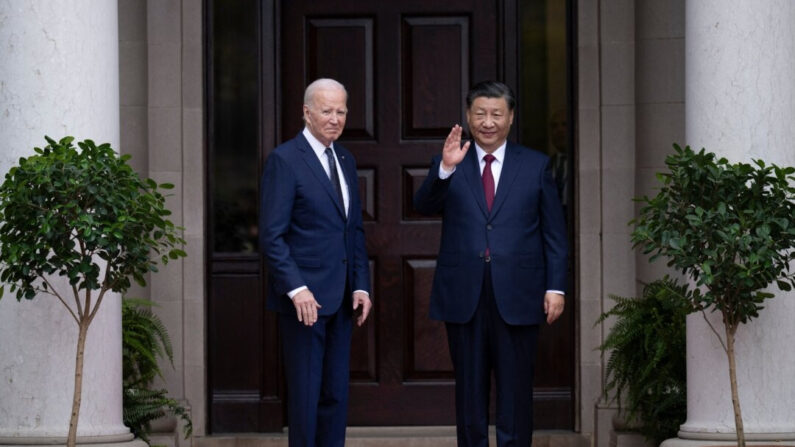 El presidente estadounidense Joe Biden saluda al líder chino Xi Jinping antes de una reunión durante la semana de líderes del Foro de Cooperación Económica Asia-Pacífico (APEC) en Woodside, California, el 15 de noviembre de 2023. (Brendan Smialowski/AFP vía Getty Images)
