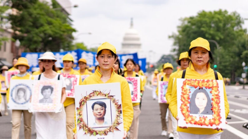 Practicantes de Falun Gong participan en un desfile con motivo del 24 aniversario de la persecución de esta disciplina espiritual en China por el Partido Comunista Chino, en Washington, el 20 de julio de 2023. Las fotografías que sostienen son de personas perseguidas hasta la muerte. (Samira Bouaou/The Epoch Times)