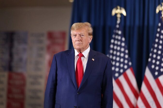 El candidato presidencial republicano, el expresidente Donald Trump, llega a un mitin en Sioux Center, Iowa, el 5 de enero de 2024. (Scott Olson/Getty Images)