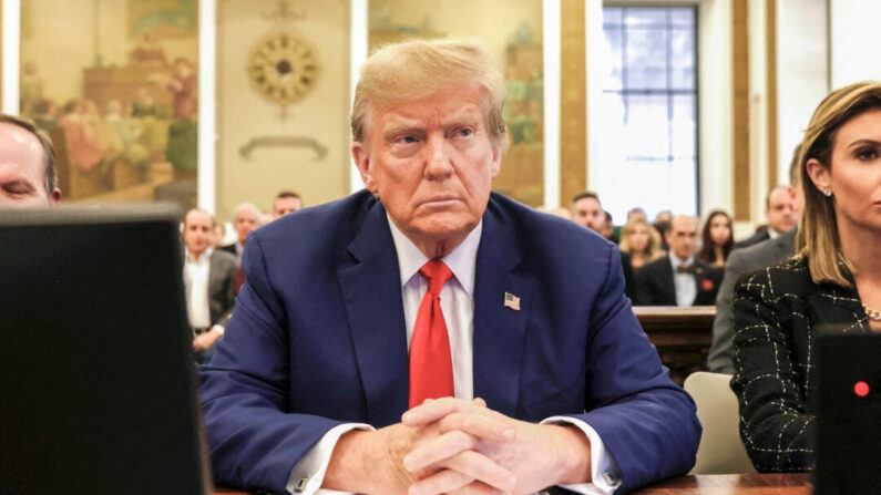 El expresidente Donald Trump se sienta en la Corte Suprema del Estado de Nueva York durante un juicio civil a la Organización Trump por fraude, en la ciudad de Nueva York, el 11 de enero de 2024. (Peter Foley/AFP vía Getty Images)