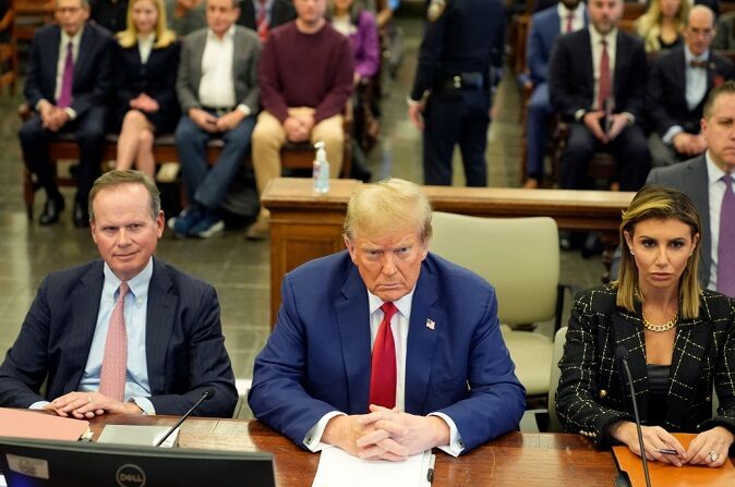 El expresidente estadounidense Donald Trump y sus abogados Christopher Kise y Alina Habba asisten a los alegatos finales del juicio por fraude civil contra la Organización Trump en la Corte Suprema de Nueva York el 11 de enero de 2024 en Nueva York. (Seth Wenig-Pool/Getty Images)
