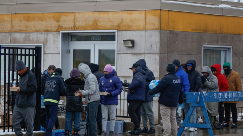 Un grupo de inmigrantes ilegales recibe comida en Chicago, Illinois, el 12 de enero de 2024. (Kamil Krzaczynski/AFP vía Getty Images)