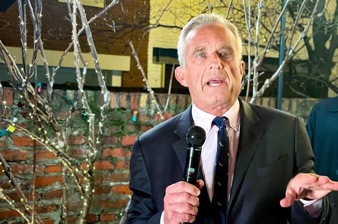 Robert F. Kennedy Jr. habla en su 70 cumpleaños en Georgetown, Washington, el 25 de enero de 2024. (Roger L. Simon/The Epoch Times)