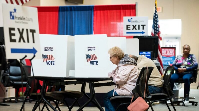 Los votantes utilizan una "cabina de votación con boleta de papel opcional" para emitir su voto antes de las primarias del 3 de mayo en la Junta Electoral del Condado de Franklin el 26 de abril de 2022 en Columbus, Ohio. (Drew Angerer/Getty Images)