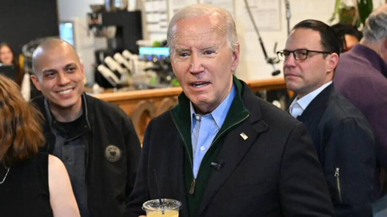 El presidente Joe Biden habla con los periodistas mientras visita una cafetería en Emmaus, Pensilvania, el 12 de enero de 2024/ (Mandel Ngan/AFP via Getty Images)