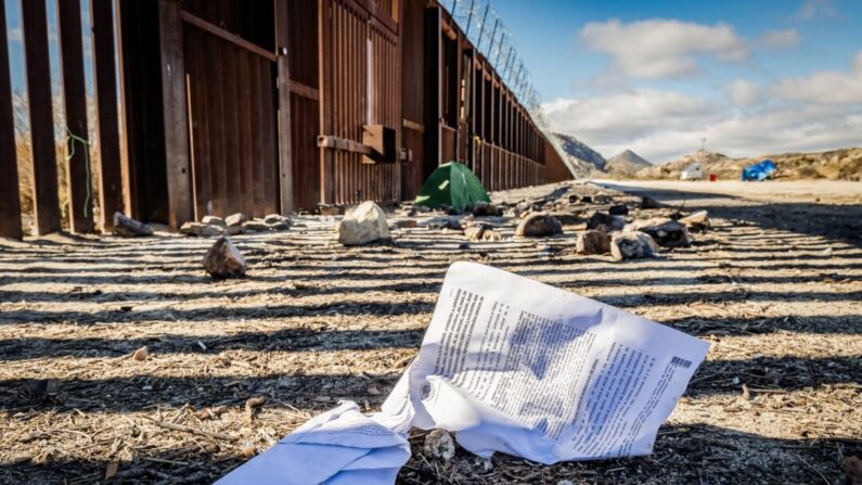 Trámites migratorios mexicanos cerca del muro fronterizo con Estados Unidos en Jacoumba, California, el 10 de enero de 2024. (John Fredricks/The Epoch Times)