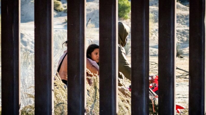 Contrabandistas de personas conducen sus vehículos todo terreno en el lado mexicano del muro fronterizo de Estados Unidos cerca de Jacumba, California, el 31 de octubre de 2023. (John Fredricks/The Epoch Times)