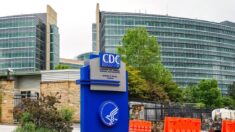 CDC: Hospitalizaciones y muertes por COVID disminuyen pero aún es una “amenaza de salud pública”