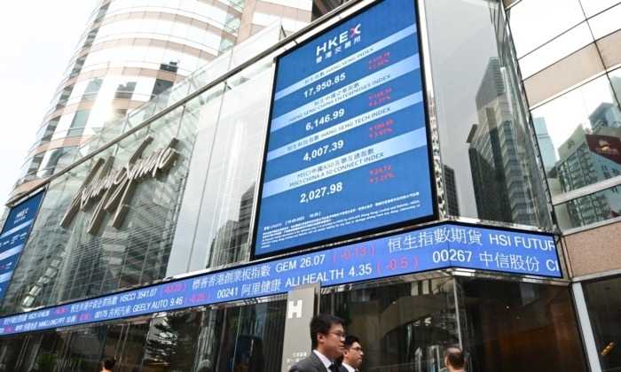 El índice Hang Seng cayó por debajo de los 18,000 puntos el día 18. La imagen muestra el precio de cierre del índice Hang Seng de Hong Kong el 18 de agosto de 2023, mostrado en la gran pantalla de la Bolsa de Hong Kong. (Foto de Kwok Wai Li/The Epoch Times)