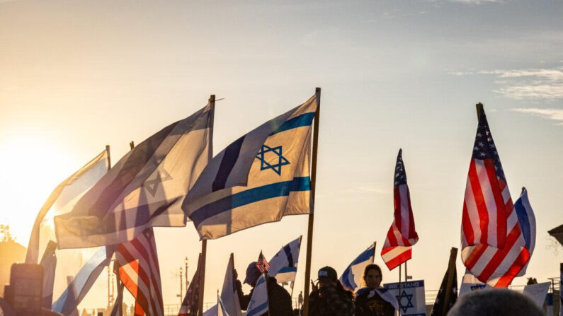 Partidarios de Israel se reúnen en Huntington Beach, California, el 3 de diciembre de 2023. (John Fredricks/The Epoch Times)