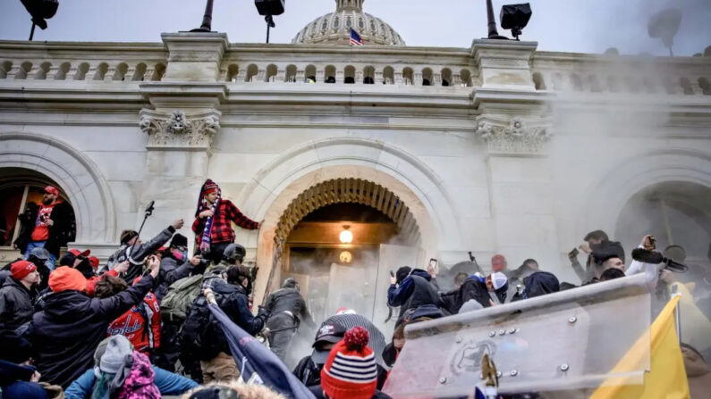Manifestantes se enfrentan a la policía y a las fuerzas de seguridad en el Capitolio de Washington el 6 de enero de 2021. (Brent Stirton/Getty Images)
