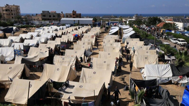 Tiendas de campaña para los palestinos que buscan refugio se instalan en los terrenos de un centro de la Agencia de Naciones Unidas para los Refugiados Palestinos (UNRWA) en Khan Yunis, en el sur de la Franja de Gaza, el 19 de octubre de 2023. (Mahmud Hams/AFP vía Getty Images)