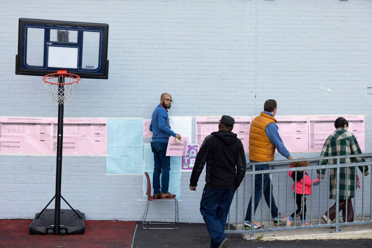 Votantes llegan para votar en las elecciones de mitad de mandato en un colegio electoral en Filadelfia, Pensilvania, el 8 de noviembre de 2022. (Ryan Collerd/AFP vía Getty Images)