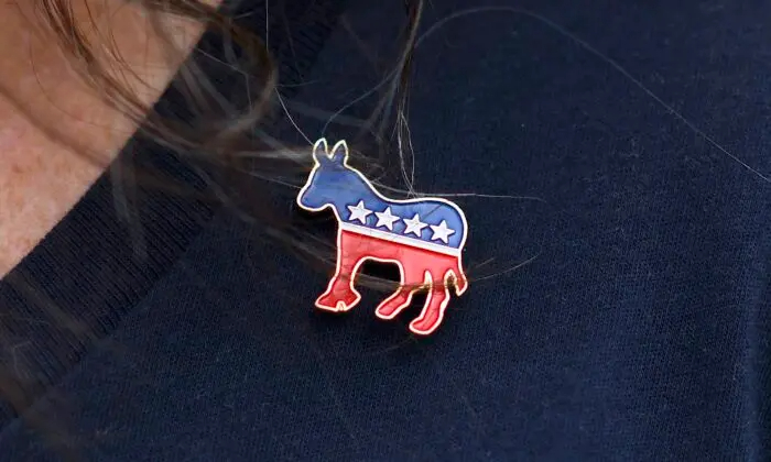 Una persona lleva un pin del burro demócrata en Filadelfia, Pensilvania, el 21 de septiembre de 2018. (Mark Makela/Getty Images)