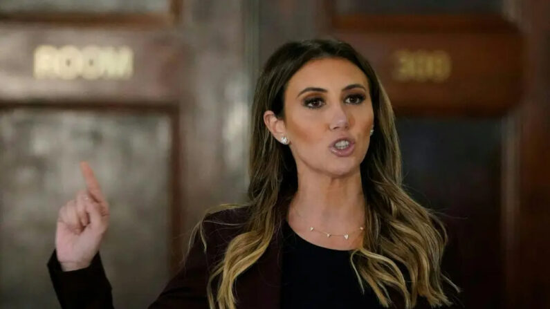 La abogada del expresidente Donald Trump, Alina Habba, responde a las preguntas de la prensa durante un descanso del juicio en Nueva York, el 17 de octubre de 2023. Trump asiste al juicio un día después de que un juez federal, en un caso penal separado, impusiera una orden de silencio aza parcial a Trump, el 16 de octubre. (Timothy A. Clary / AFP vía Getty Images)